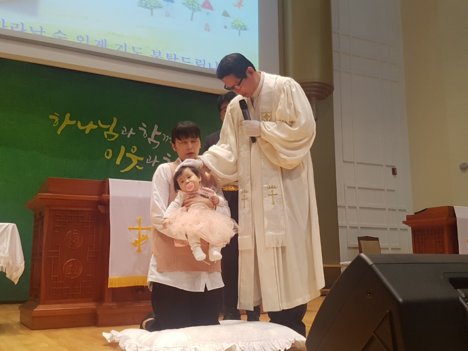 180506 유아세례 (정하윤).jpg